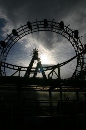 Das Riesenrad in Wien im Gegenlicht der Abendsonne