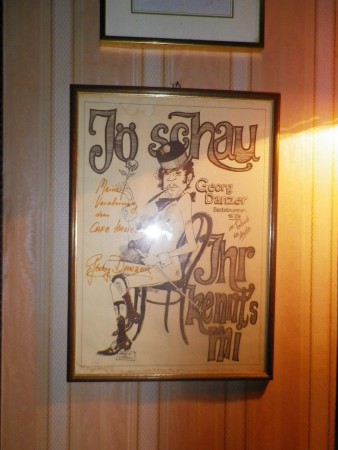 Original Plattencover Georg Danzer´s Urheber Hans Karl Stöckl ausgehängt im Cafe Hawelka